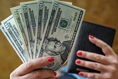 У россиян возникли сложности с покупкой долларов и евро для поездок за границу